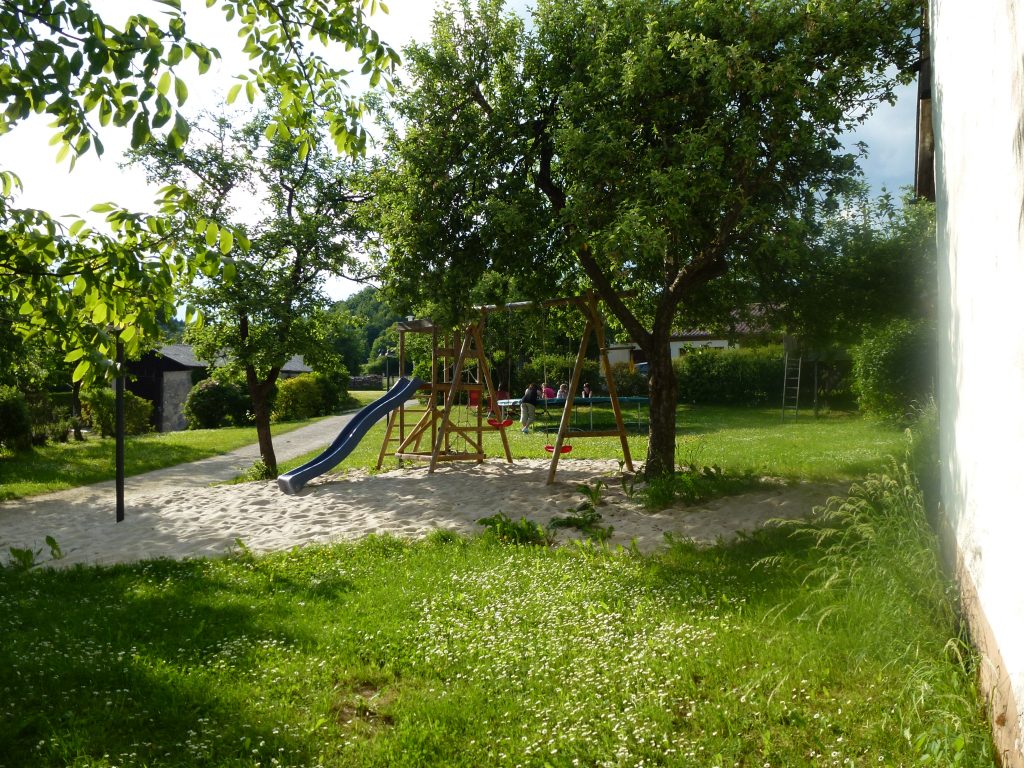 Spielplatz mit Trampolin