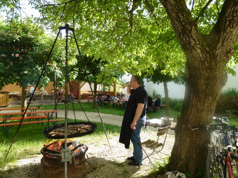 Grillmeister beim Bier trinken