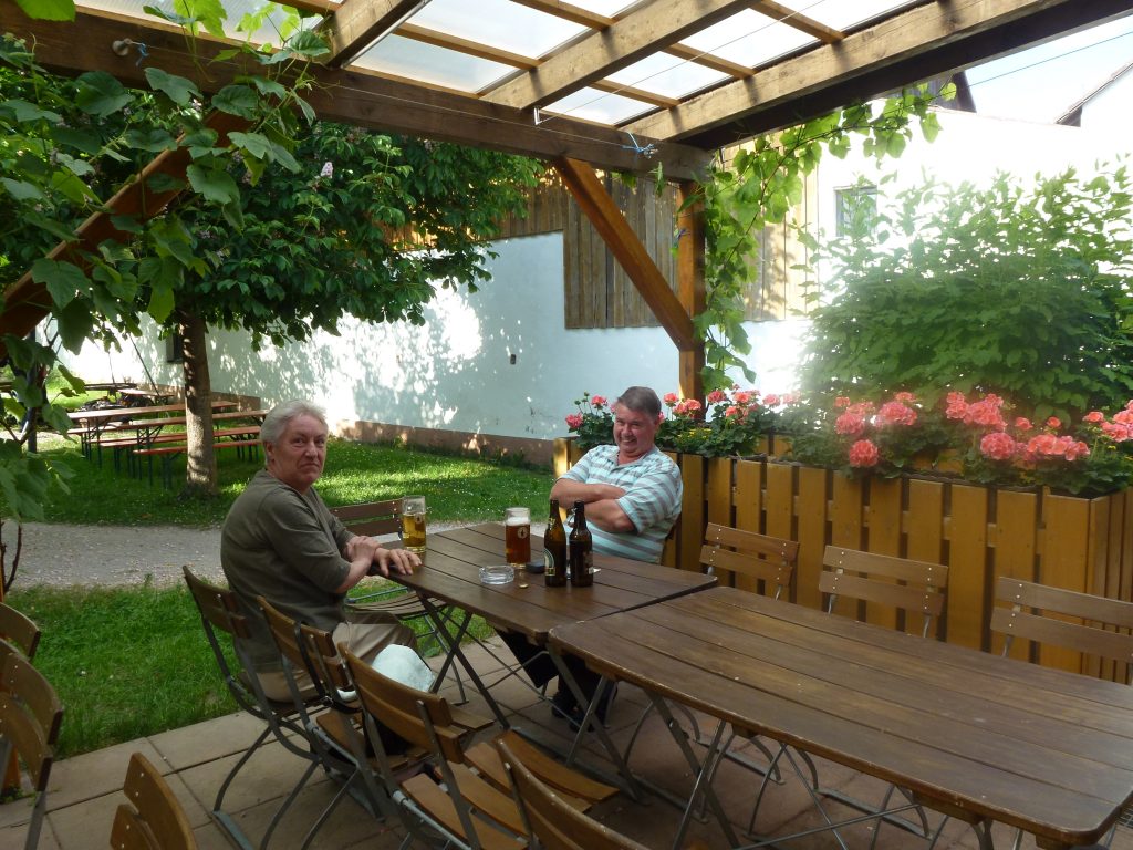 Gemütlich auf der Terrasse beim Bier