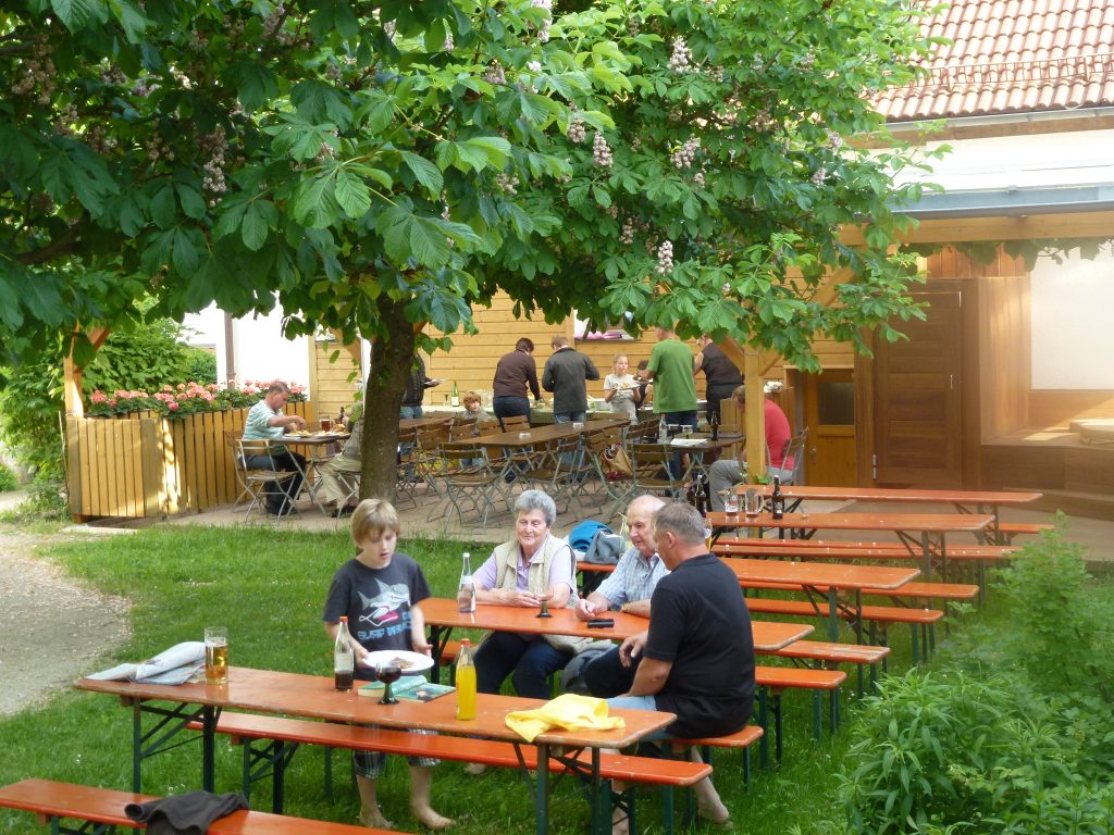 Biergarten beim Grillen
