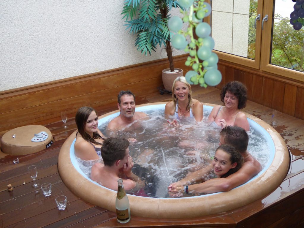 6 Personen im Brühtrog